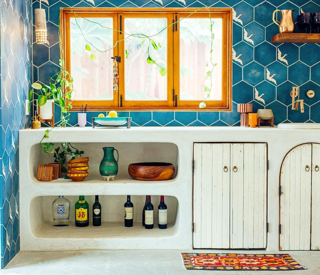 Granada Tile’s hexagon tiles, Egret, designed by Justina Blakeney. Photo by @justinablakeneyhome