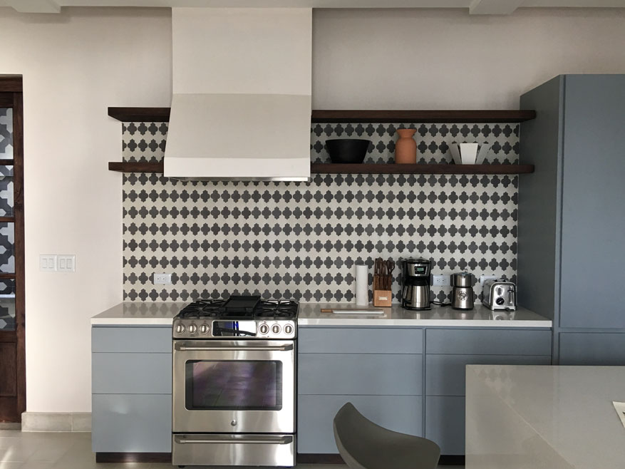 Mosaic tiles with a trellis pattern as a backsplash in a modern  kitchen