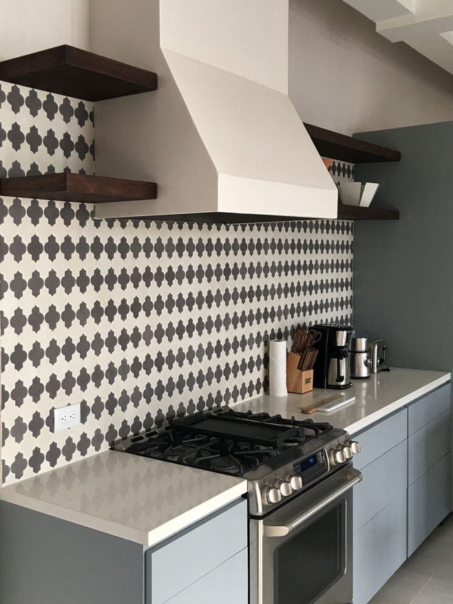 Mosaic tiles with a trellis pattern as a backsplash in an open kitchen