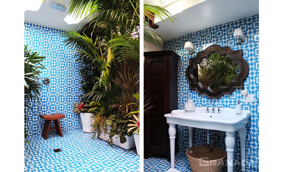 Decoración del elegante baño de Adrianna Lopez. Nuestros azulejos de cemento Fez cubren las paredes y pisos del baño.
